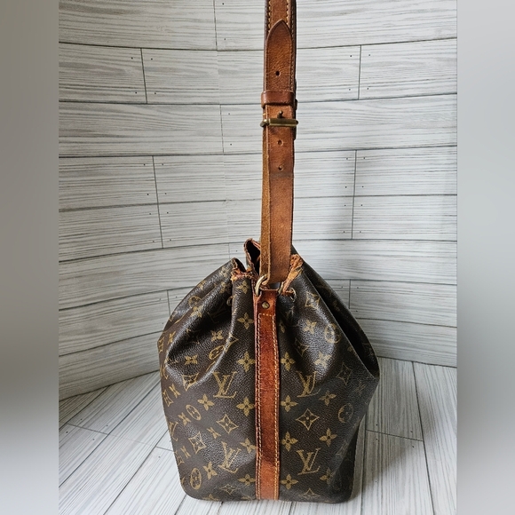 Louis Vuitton Noe Bucket Bag PM in Monogram Canvas and Leather - Picture 3 of 16